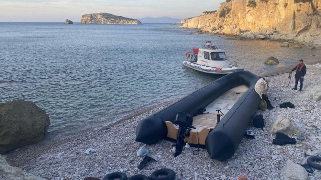 İzmir'de yakalanan göçmenler İl Göç İdaresi Müdürlüğüne gönderildi.