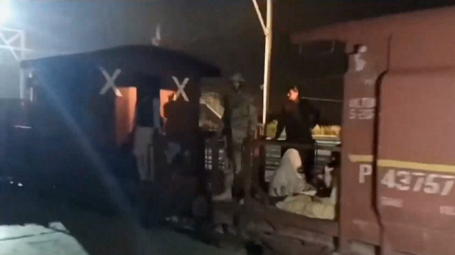 أزمة قطار باكستان.. تحرير 155 رهينة ومقتل 27 مسلحا