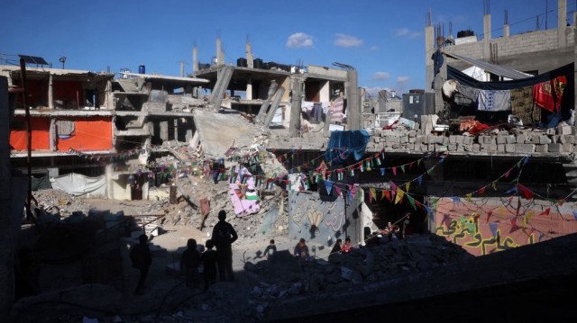 Un quartier dévasté par la guerre est décoré avant le mois de jeûne musulman du Ramadan, à Khan Yunis, dans le sud de la bande de Gaza, le 28 février 2025.