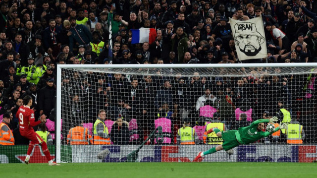 Le gardien italien du Paris Saint-Germain, Gianluigi Donnarumma, arrête le tir au but de l'attaquant uruguayen de Liverpool, Darwin Núñez, lors du match retour des huitièmes de finale de la Ligue des champions de l'UEFA entre Liverpool et le Paris Saint-Germain (PSG) à Liverpool, dans le nord-ouest de l'Angleterre, le 11 mars 2025.