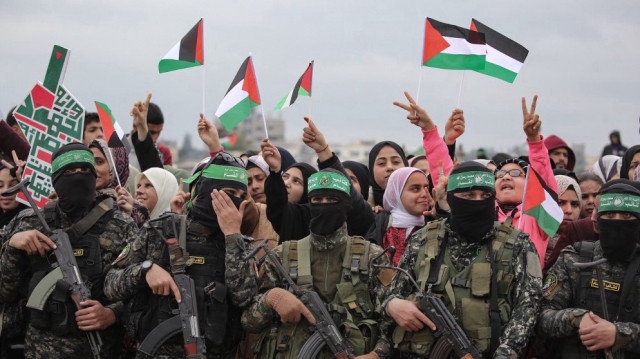 Des Palestiniens et des combattants du Hamas se rassemblent peu avant la libération de trois otages israéliens dans le cadre du septième échange d'otages et de prisonniers.