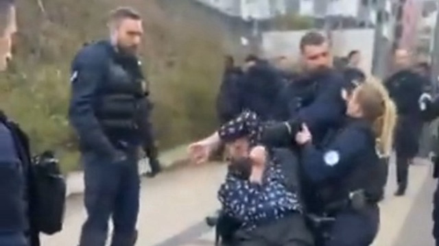 Extrait d'une vidéo amateur montront une personne en situation de handicap frappée par la Police, à Clermont-Ferrand, dans le centre de la France, le 11 mars 2025.