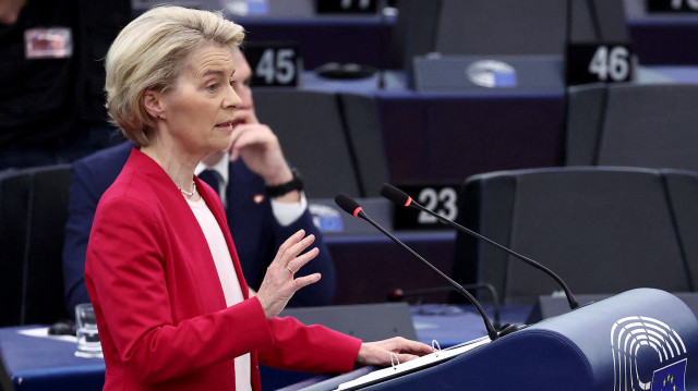 La présidente de la Commission européenne Ursula von der Leyen s'exprime lors d'un débat sur les mesures décisives urgentes et le soutien indéfectible à l'Ukraine, dans le cadre d'une session plénière au Parlement européen, à Strasbourg, dans l'est de la France, le 11 mars 2025.