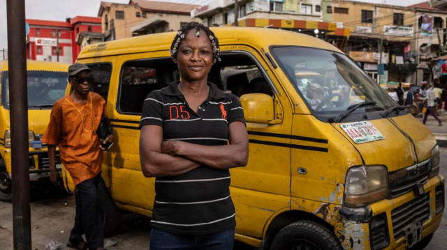 Selon plusieurs experts et professionnels du secteur des transports, la conjoncture économique actuelle du Nigeria pousse de plus en plus de femmes à se lancer en tant que conductrices de bus et de VTC. 