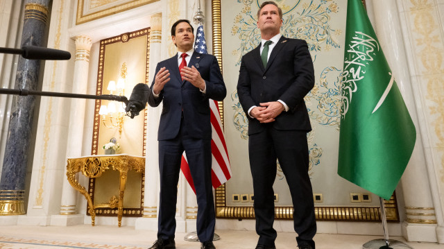 Le secrétaire d'État américain Marco Rubio (à gauche) et le conseiller à la sécurité nationale Mike Waltz (à droite) s'adressent aux médias après avoir rencontré une délégation ukrainienne à Jeddah, en Arabie saoudite, le 11 mars 2025. 