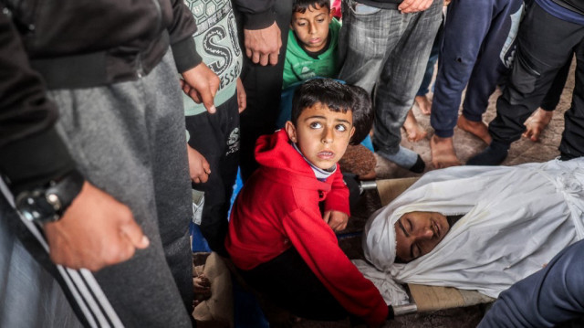 Un garçon pleure près du corps d'une des victimes tuées lors d'un bombardement israélien dans le nord du camp de réfugiés palestiniens de Bureij, dans la bande de Gaza, le 11 mars 2025.