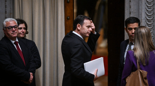 Le Premier ministre portugais Luis Montenegro (C) quitte le parlement portugais après avoir perdu un vote de confiance, le 11 mars 2025. 