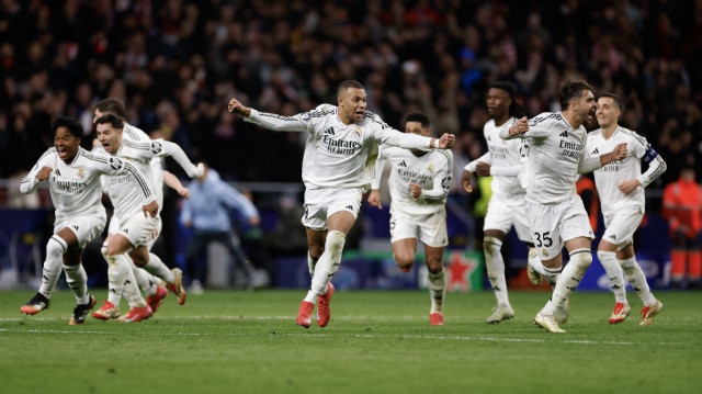 L'attaquant français du Real Madrid, Kylian Mbappé célèbre la victoire de son équipe lors du match retour des huitièmes de finale de la Ligue des champions entre le Club Atlético de Madrid et le Real Madrid CF au stade Metropolitano à Madrid, le 12 mars 2025.