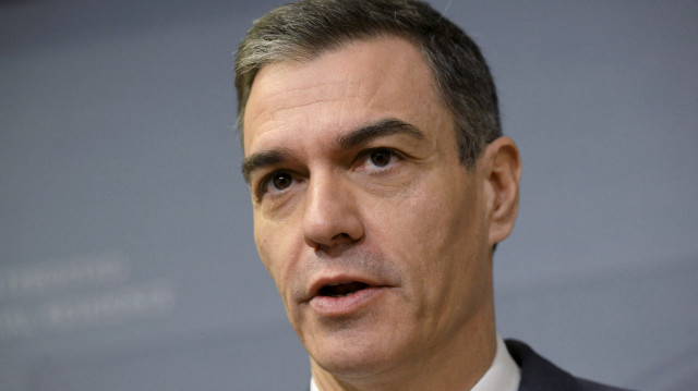 Le Premier ministre espagnol Pedro Sanchez s'exprime lors d'une conférence de presse avec le Premier ministre finlandais (absent de la photo) à la résidence officielle du Premier ministre Kesäranta à Helsinki, Finlande, le 12 mars 2025. 