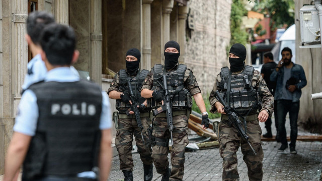 Operasyonda çok miktarda uyuşturucu madde ile silah yakalandı.