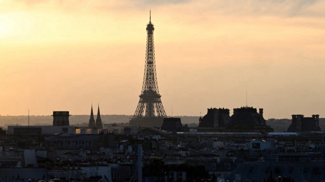 La France s’inscrit dans une tendance mitigée en Europe, où l’Allemagne affiche une contraction plus marquée de 0,2 %, tandis que l’Italie et le Royaume-Uni enregistrent une légère hausse de 0,1 %.