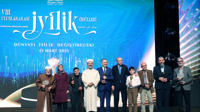 الرئيس أردوغان يكرم الطيار السوري رغيد الططري وخطيب المسجد الأقصى