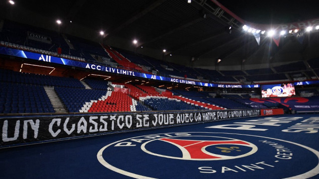 Une banderole portant l'inscription "un classico se joue avec la haine et l'amour du maillot" au stade Parc des Princes à Paris, le 3 février 2021.