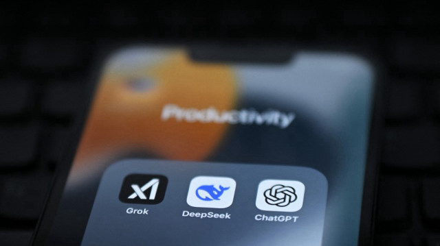 Les applications Grok, DeepSeek et ChatGPT affichées sur l'écran d'un téléphone.