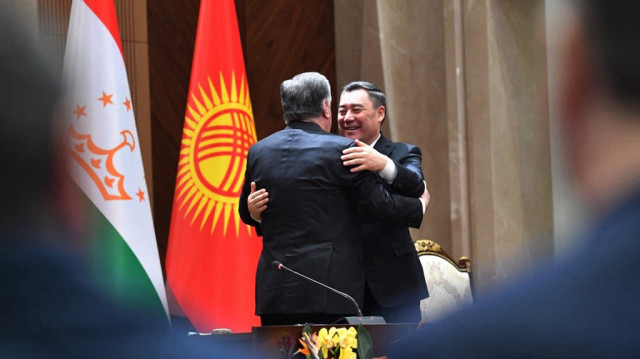 Le président kirghize Sadyr Japarov et son homologue tadjik Emomali Rakhmon.