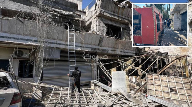 Saldırı kapsamında, iki şiddetli patlama sesi duyulurken, hedef alınan bir binadan dumanlar yükseldi.