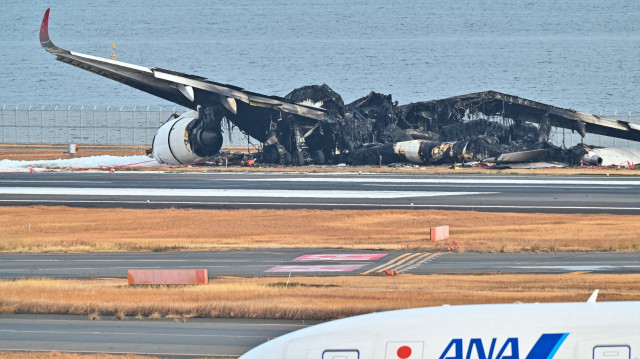 Premières photos de l'A350 de Japan Airlines sur la piste de l'aéroport de Haneda après sa collision à l'atterrissage avec un avion des garde-côtes, le 2 janvier 2024.