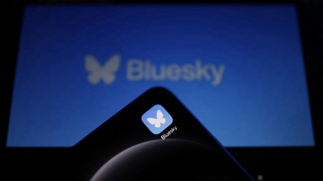 Le logo de la plateforme de médias sociaux Bluesky affiché sur un téléphone portable et une tablette.