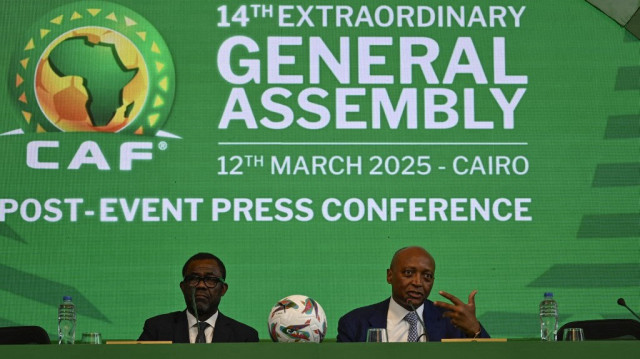 Le président de la Confédération africaine de football (CAF), Patrice Motsepe (à droite), s'exprime lors d'une conférence de presse après avoir été réélu lors de l'assemblée générale de la CAF et de l'élection d'un nouveau comité exécutif, au Caire, le 12 mars 2025.