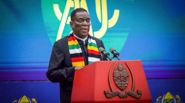 Le président du Zimbabwe et président de la Communauté de développement de l'Afrique australe (SADC), Emmerson Mnangagwa, s'exprime lors du sommet régional extraordinaire conjoint entre les chefs d'État de la SADC et de la Communauté d'Afrique de l'Est (EAC) à la State House de Dar es Salaam, le 8 février 2025.