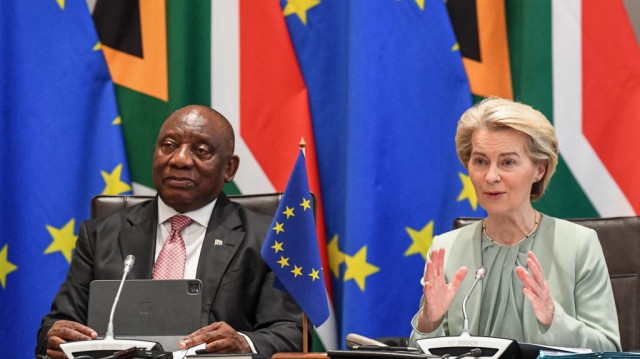 Le président sud-africain Cyril Ramaphosa (G) et la présidente de la Commission européenne Ursula von der Leyen (D) assistent au 8e sommet Afrique du Sud-Union européenne (SA-UE) à Tuynhuys au Cap, le 13 mars 2025.
