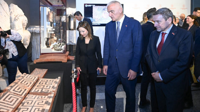 Bakan Ersoy, son 7 yılda 8 bin 967 eserin iadesini sağladıklarını, dünyanın neresine kaçırılmış olursa olsun bu topraklara ait hangi eser varsa bu eserlerin izini sürüp Türkiye’ye getirmeye devam edeceklerini söyledi.