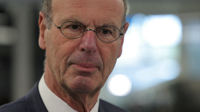 Le ministre français de l'économie et des finances, Eric Lombard, visite le siège de l'entreprise de deep tech Wandercraft, qui développe des exosquelettes médicaux pour la marche, à Paris, le 13 mars 2025. 