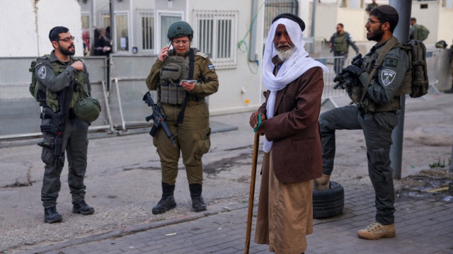 Un musulman palestinien attend à un poste de contrôle israélien à Bethléem, en Palestine occupée, le 14 mars 2025, pour se rendre à la mosquée Al-Aqsa.