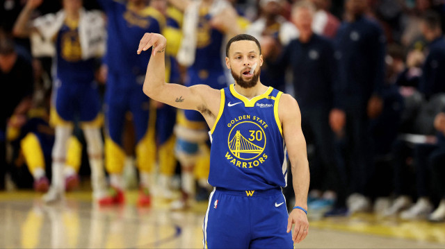 Stephen Curry NBA'in üçlük kralı oldu.