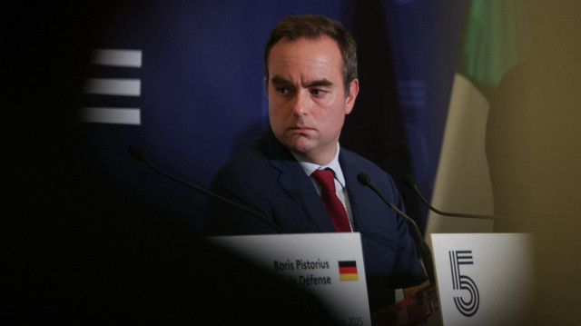 Le ministre français des Armées, Sébastien Lecornu, tient une conférence de presse conjointe avec ses collègues ministres de la Défense après une réunion des ministres de la Défense de l'E5 sur l'Ukraine, au Val de Grâce à Paris, le 12 mars 2025.