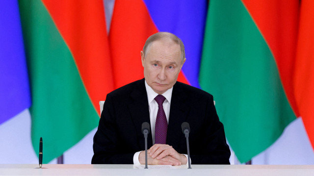 Le président russe Vladimir Poutine assiste à une cérémonie de signature et à une conférence de presse à l'issue d'une réunion avec son homologue biélorusse au Kremlin à Moscou, le 13 mars 2025.