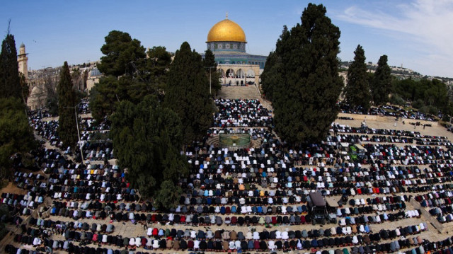 Des fidèles musulmans se rassemblent près du Dôme du Rocher dans l'enceinte de la mosquée Al-Aqsa à Jérusalem, le 14 mars 2025, pour la prière du vendredi midi pendant le mois de jeûne du Ramadan.