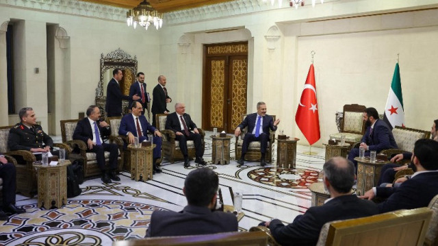 Le ministre turc des Affaires étrangères Hakan Fidan (au centre, à gauche) rencontre le président intérimaire de la Syrie Ahmed al-Sharaa à Damas.