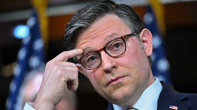 Le président de la Chambre des représentants des États-Unis, Mike Johnson, républicain de Louisiane, s'exprime lors d'une conférence de presse au Capitole à Washington, DC, le 11 mars 2025.