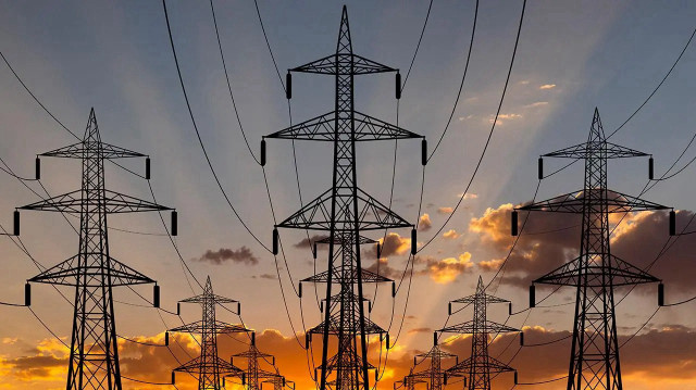 Türkiye'de dün günlük bazda 900 bin 13 megavatsaat elektrik üretildi, tüketim ise 888 bin 973 megavatsaat oldu.