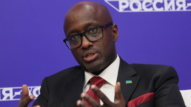 Le ministre des Affaires étrangères du Rwanda, Olivier Nduhungirehe, participe à une interview avec un journaliste lors du forum de partenariat Russie-Afrique à l'Université Sirius de Sochi, le 9 novembre 2024.