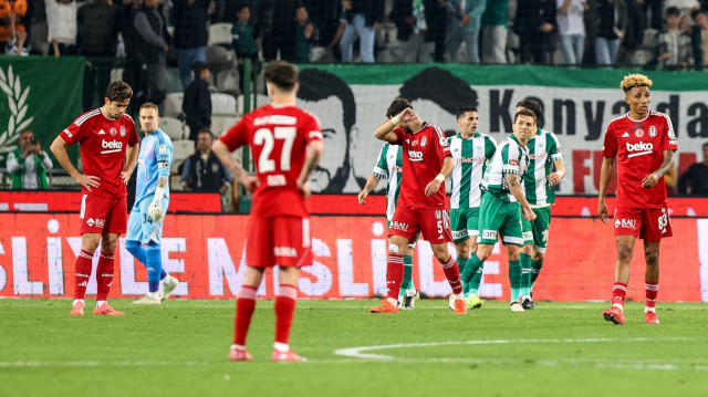 Beşiktaş, 9 kişi kalan Konyaspor'a mağlup oldu.