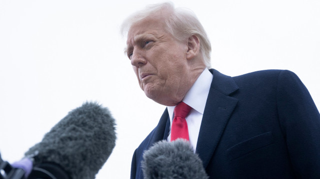 Le président américain Donald Trump s'adresse à la presse au sujet du conflit en Ukraine avant de monter à bord d'Air Force One à la base aérienne d'Andrews, le 14 mars 2025, dans le Maryland. 