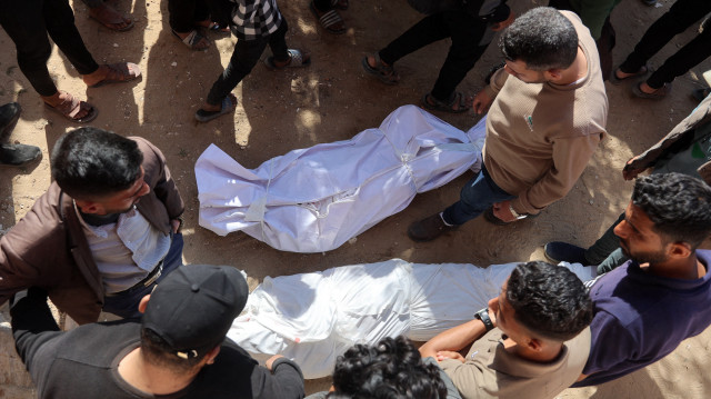 Des personnes en deuil se rassemblent près des corps des victimes tuées par les bombardements israéliens à Beit Lahia, dans le nord de la bande de Gaza, devant l'hôpital indonésien de Beit Lahia, le 15 mars 2025. L'agence de défense civile de Gaza a déclaré que neuf personnes, dont des journalistes, ont été tuées lors des frappes israéliennes du 15 mars dans le nord de la bande de Gaza. Depuis le début du mois de mars, Israël a mené des frappes aériennes quasi quotidiennes dans la bande de Gaza, ciblant souvent ce que l'armée a déclaré être des militants posant des engins explosifs. La trêve dans la guerre entre Israël et le Hamas, en vigueur depuis le 19 janvier, s'est largement maintenue malgré les attaques et l'absence d'accord sur la prolongation du cessez-le-feu.