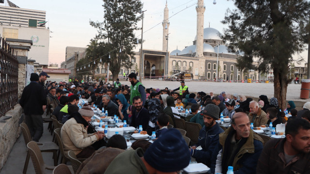 "الإغاثة الإنسانية" التركية توزع الإفطار على 1500 سوري بحمص يوميا
