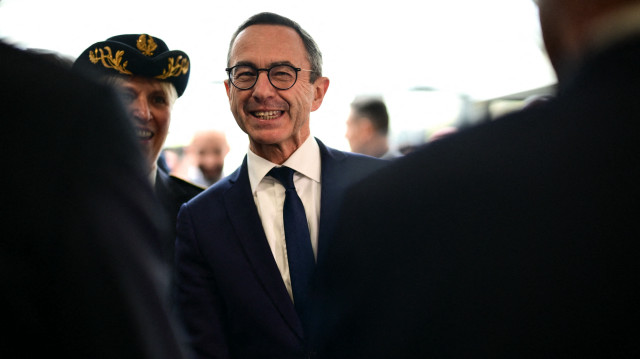 Le ministre français de l'intérieur, Bruno Retailleau, observe la visite de l'École nationale de police scientifique à Ecully, près de Lyon, dans le sud-est de la France, le 14 mars 2025.