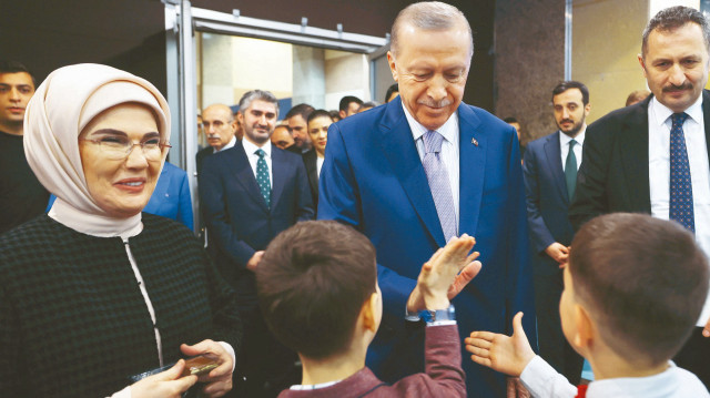 Cumhurbaşkanı Erdoğan ve eşi Emine Erdoğan, Aile ve Sosyal Hizmetler Bakanlığının ev sahipliğindeki programda çocuklarla sıcak görüntüler verdi.