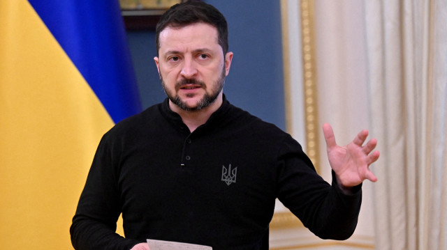 Le président ukrainien Volodymyr Zelensky s'exprime lors d'une conférence de presse à Kiev le 15 mars 2025, en pleine invasion de l'Ukraine par la Russie. Le président ukrainien Volodymyr Zelensky a nommé une délégation officielle pour représenter Kiev dans d'éventuels pourparlers de paix visant à mettre fin à la guerre de plus de trois ans avec la Russie, selon un décret présidentiel publié le 15 mars.