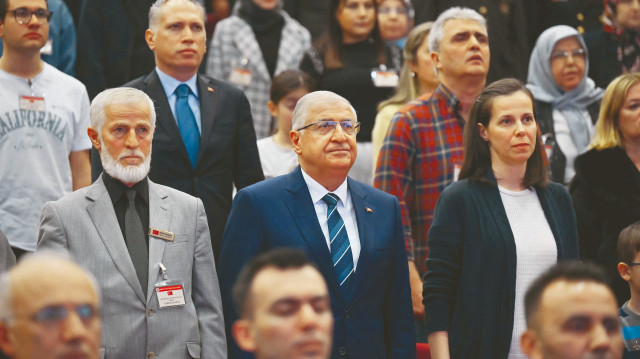 18 Mart Şehitleri Anma Günü ve Çanakkale Deniz Zaferi’nin 110'uncu yıl dönümü etkinliklerine katılan Bakan Yaşar Güler, salonda şehit aileleriyle yan yana oturdu.
