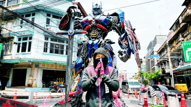 <h2>Dönüşümün gücü</h2><p>Oyuncak ayıları satan adam müşterilerini beklerken telefonda konuşuyor. Hindistan sokaklarındaki bu görüntü ayının önündeki “seni seviyorum” yazısıyla birleşiyor. Telefonda ne konuştuğunu bilmiyoruz ama foto-muhabiri Indranil Mukherjee çektiği kareyi bir şekilde seslendirmeyi başarmış. Dünyanın sevgiye ihtiyaç duyduğu dönemde Bombay sokaklarındaki bu yorgun mesajın hedefine ulaşması dileğiyle. </p>