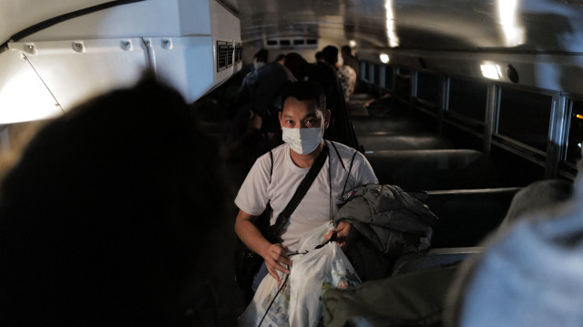 Des migrants arrivent à la gare routière d'Albrook après avoir obtenu un permis de quitter le centre d'hébergement de San Vicente, dans la ville de Panama, le 8 mars 2025.