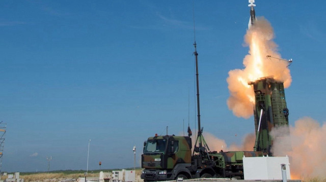 La France, l'Italie et le Royaume-Uni ont fait une commande militaire conjointe. Les 3 pays ont commandé 218 missiles antiaériens Aster 30 B1, une version avancée capable d'intercepter des avions, des missiles balistiques de moyenne portée et des missiles hypersoniques.