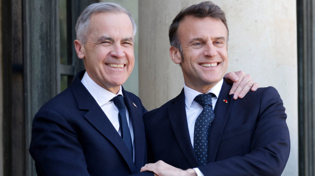 Le président français Emmanuel Macron (à droite) accueille le nouveau Premier ministre canadien Mark Carney au palais présidentiel de l'Élysée, dans le cadre d'un voyage transatlantique visant à renforcer les liens avec les amis traditionnels que sont la France et la Grande-Bretagne, à Paris, le 17 mars 2025.