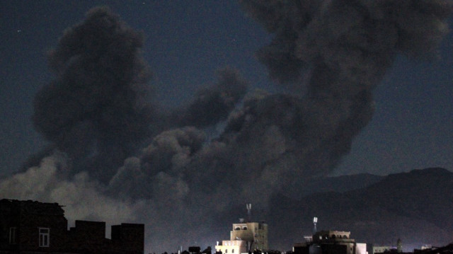 Un panache de fumée s'élève lors d'une frappe américaine sur Sanaa, la capitale du Yémen tenue par les Houthis, tôt le 16 mars 2025.