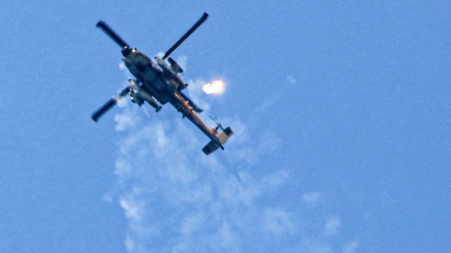 Un hélicoptère d'attaque de l'armée de l'air israélienne lance des fusées éclairantes alors qu'il survole le nord-ouest de Rafah, dans le sud de la bande de Gaza, le 24 juin 2024.